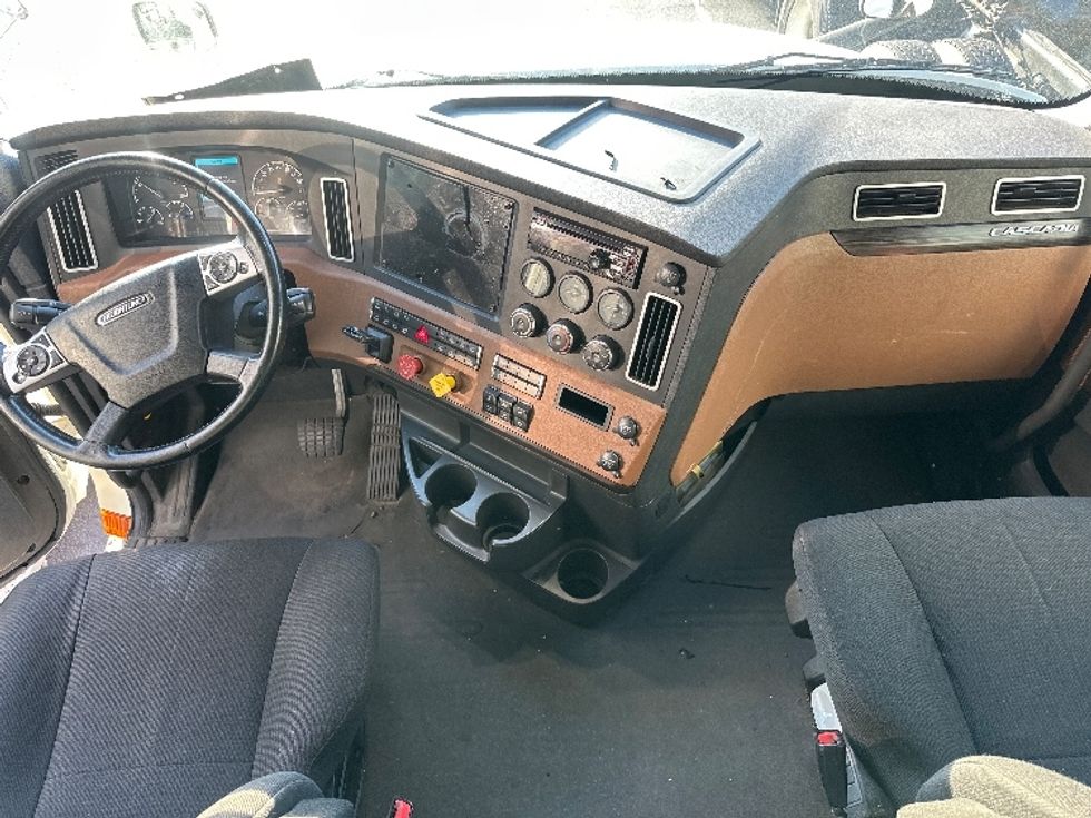 Sleeper Tractor-Heavy Duty Tractors-Freightliner-2019-T12664ST-North Bergen-NJ-605,953\n\t\tmiles-$ 54,000 - Image 12