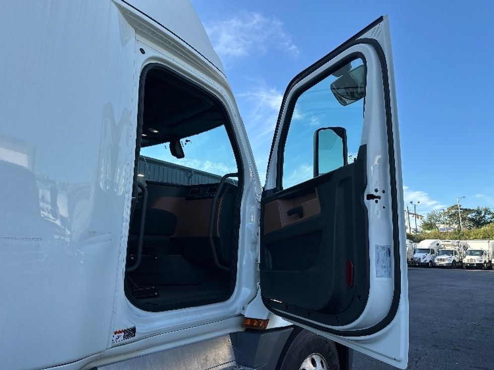 Sleeper Tractor-Heavy Duty Tractors-Freightliner-2019-T12664ST-North Bergen-NJ-605,953\n\t\tmiles-$ 54,000 - Image 13