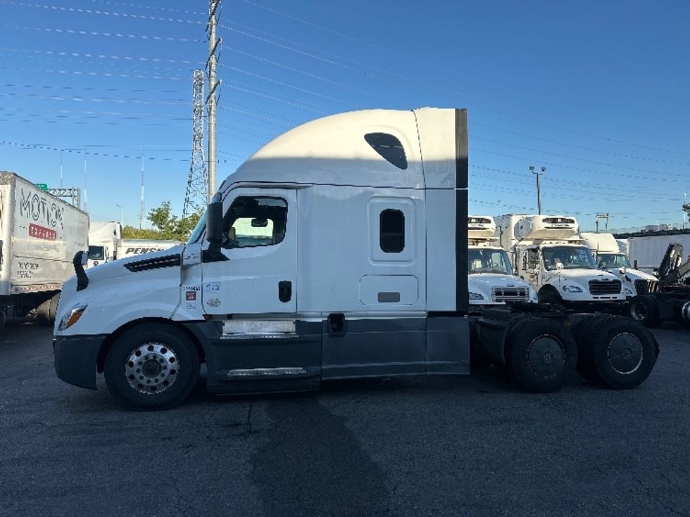 Sleeper Tractor-Heavy Duty Tractors-Freightliner-2019-T12664ST-North Bergen-NJ-605,953\n\t\tmiles-$ 54,000 - Image 4