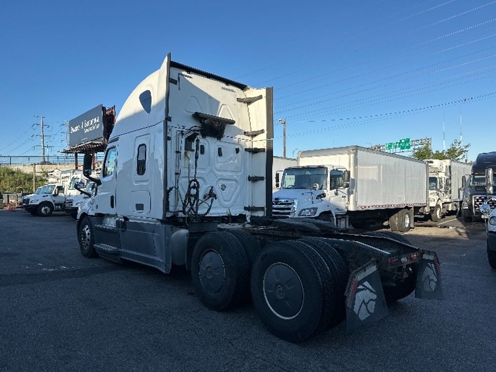 Sleeper Tractor-Heavy Duty Tractors-Freightliner-2019-T12664ST-North Bergen-NJ-605,953\n\t\tmiles-$ 54,000 - Image 5