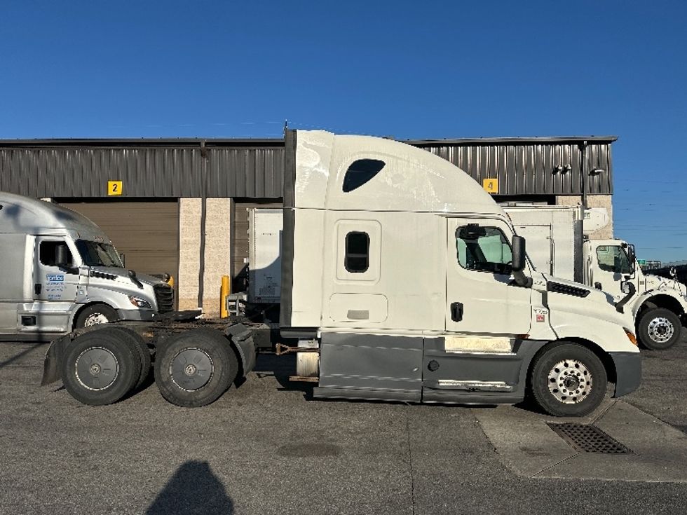 Sleeper Tractor-Heavy Duty Tractors-Freightliner-2019-T12664ST-North Bergen-NJ-605,953\n\t\tmiles-$ 54,000 - Image 8