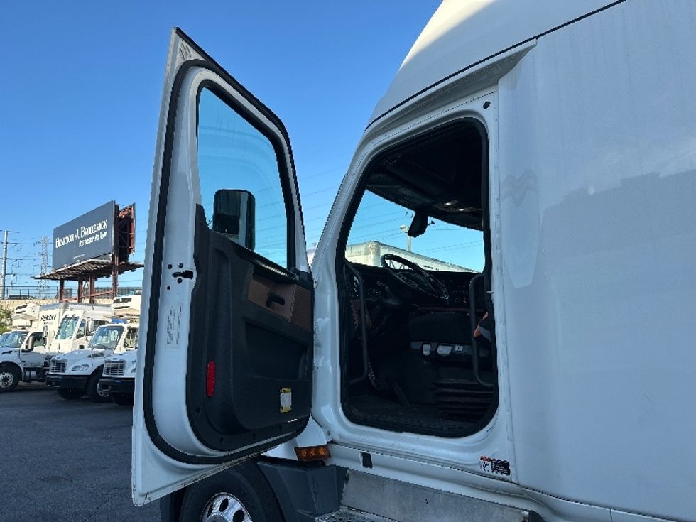 Sleeper Tractor-Heavy Duty Tractors-Freightliner-2019-T12664ST-North Bergen-NJ-605,953\n\t\tmiles-$ 54,000 - Image 9