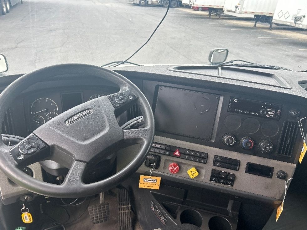 Sleeper Tractor-Heavy Duty Tractors-Freightliner-2019-T12664ST-Obetz-OH-730,000\n\t\tmiles-$ 42,500 - Image 11