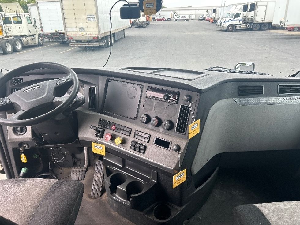 Sleeper Tractor-Heavy Duty Tractors-Freightliner-2019-T12664ST-Obetz-OH-730,000\n\t\tmiles-$ 42,500 - Image 12