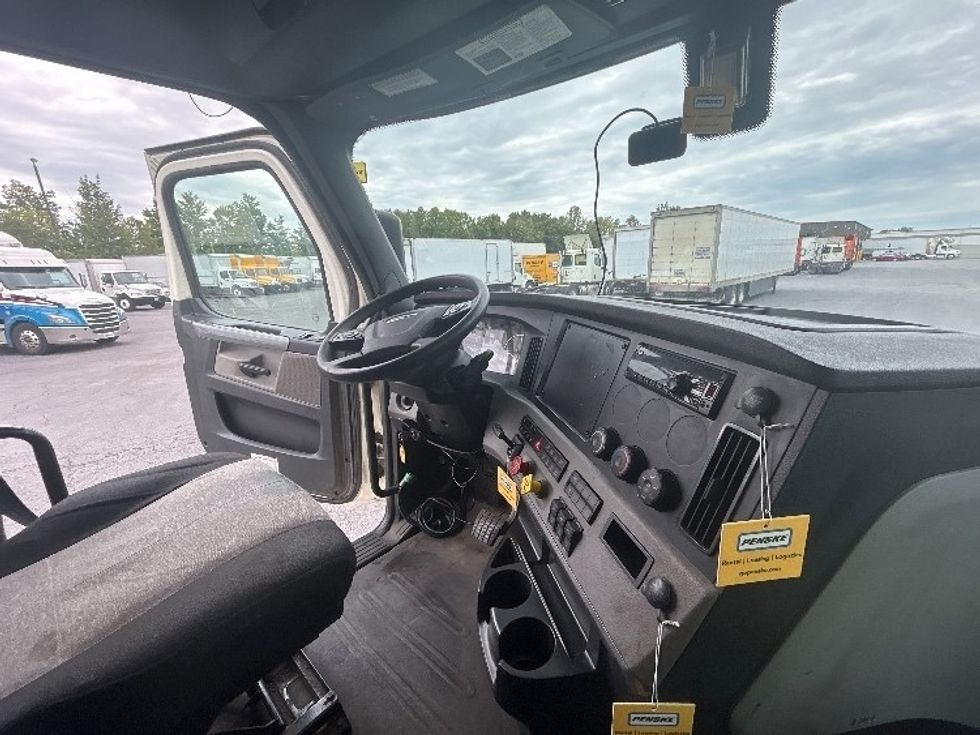 Sleeper Tractor-Heavy Duty Tractors-Freightliner-2019-T12664ST-Obetz-OH-730,000\n\t\tmiles-$ 42,500 - Image 15