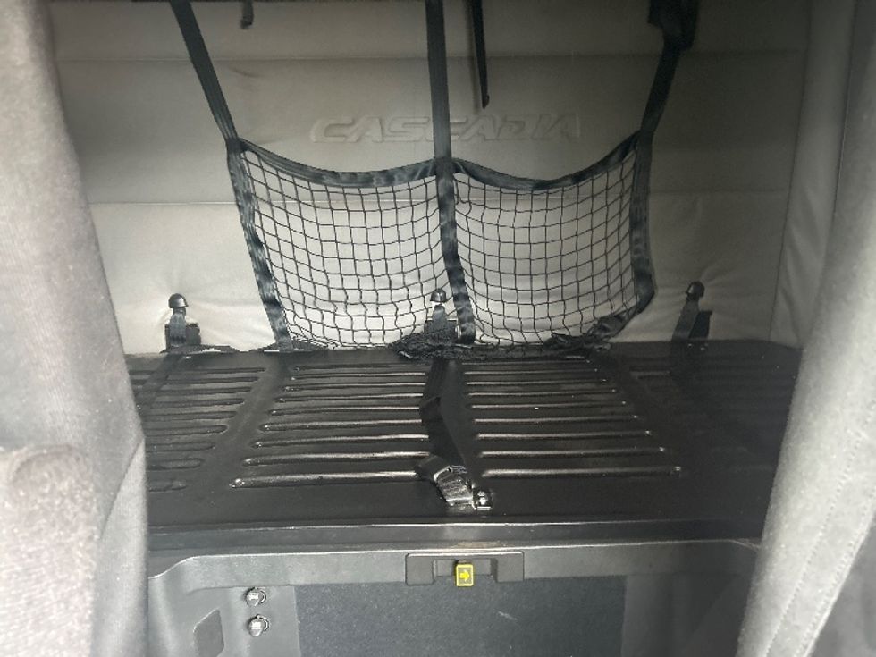 Sleeper Tractor-Heavy Duty Tractors-Freightliner-2019-T12664ST-Obetz-OH-730,000\n\t\tmiles-$ 42,500 - Image 16