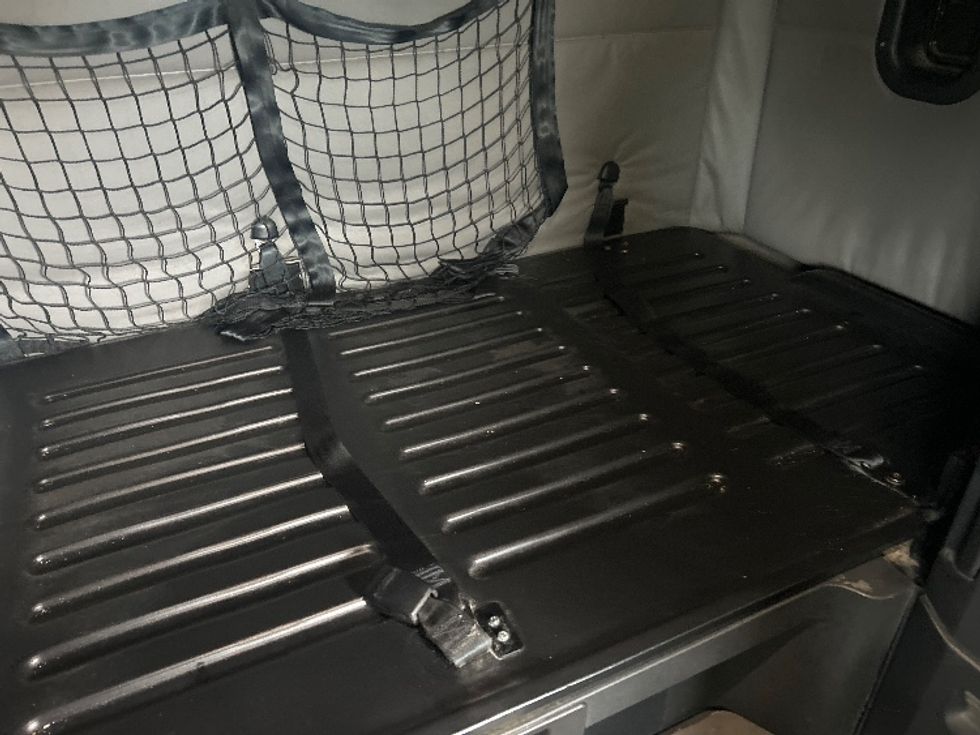 Sleeper Tractor-Heavy Duty Tractors-Freightliner-2019-T12664ST-Obetz-OH-730,000\n\t\tmiles-$ 42,500 - Image 17