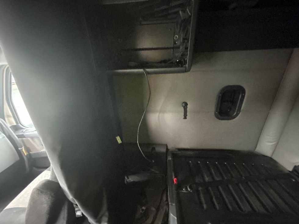 Sleeper Tractor-Heavy Duty Tractors-Freightliner-2019-T12664ST-Obetz-OH-730,000\n\t\tmiles-$ 42,500 - Image 19