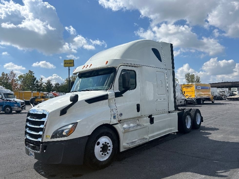 Sleeper Tractor-Heavy Duty Tractors-Freightliner-2019-T12664ST-Obetz-OH-730,000\n\t\tmiles-$ 42,500 - Image 3