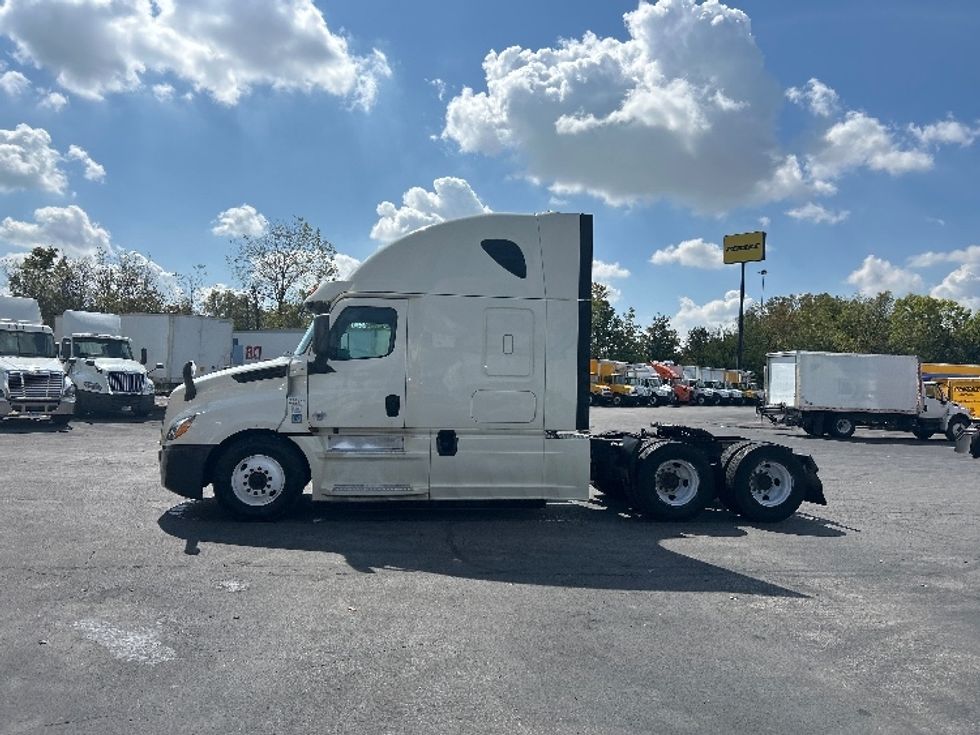 Sleeper Tractor-Heavy Duty Tractors-Freightliner-2019-T12664ST-Obetz-OH-730,000\n\t\tmiles-$ 42,500 - Image 4