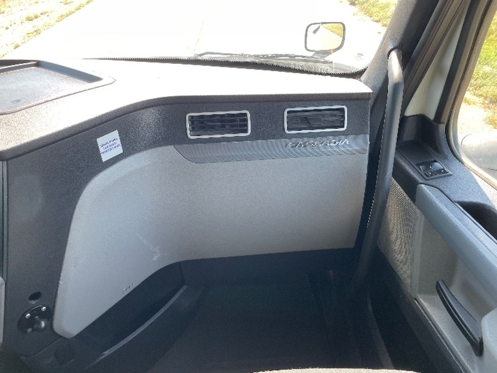 Sleeper Tractor-Heavy Duty Tractors-Freightliner-2019-T12664ST-Odessa-TX-312,735\n\t\tmiles-$ 76,250 - Image 14