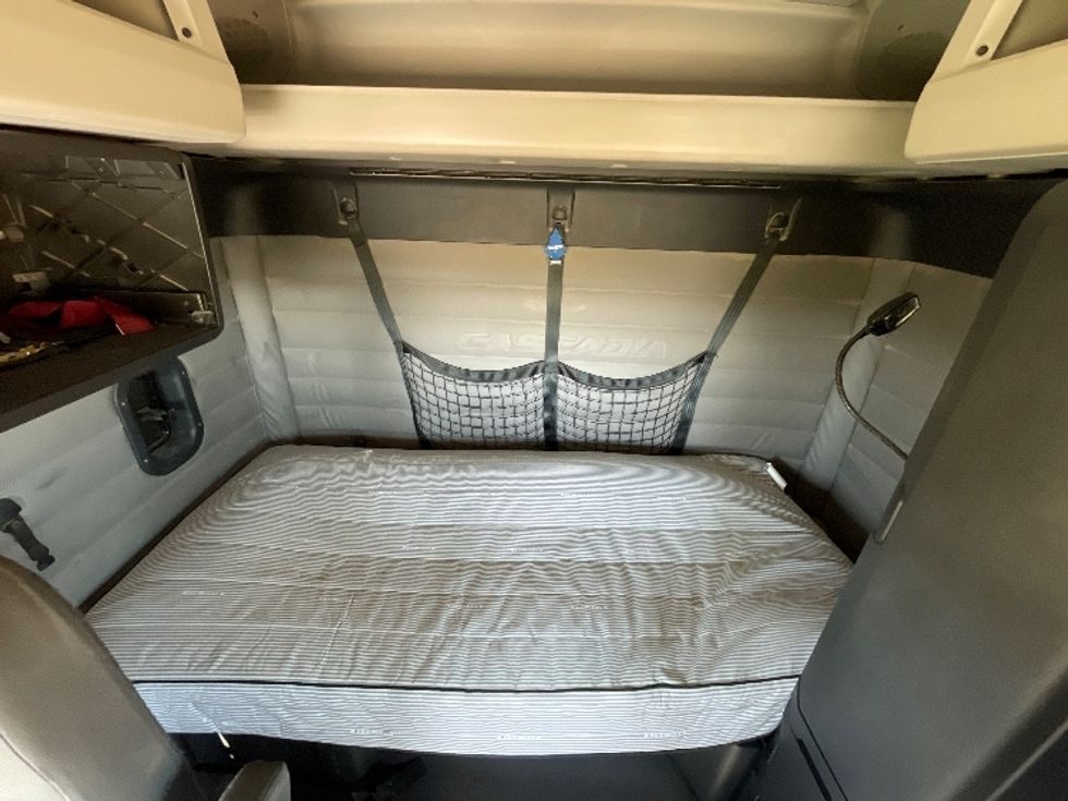 Sleeper Tractor-Heavy Duty Tractors-Freightliner-2019-T12664ST-Odessa-TX-312,735\n\t\tmiles-$ 76,250 - Image 16