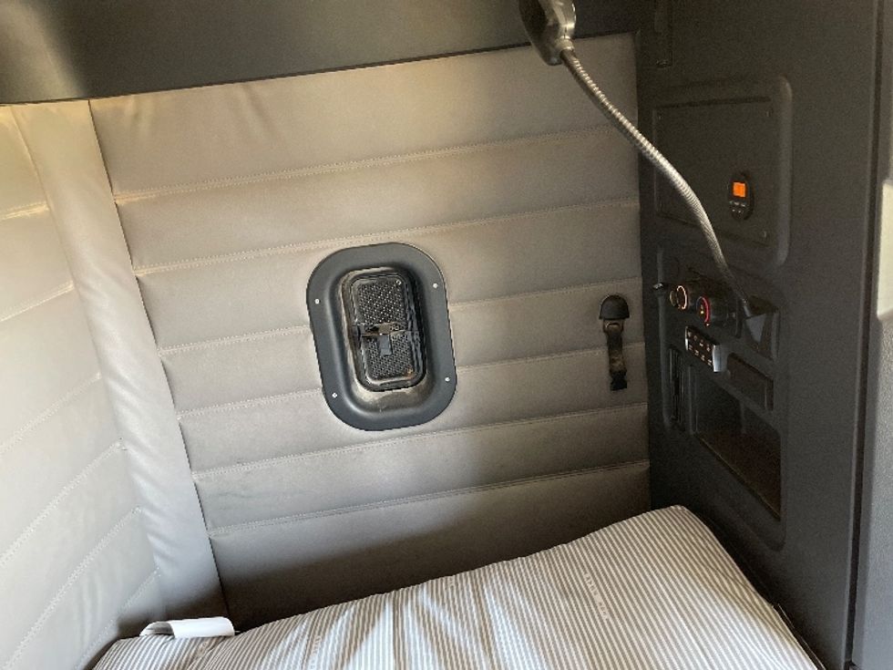 Sleeper Tractor-Heavy Duty Tractors-Freightliner-2019-T12664ST-Odessa-TX-312,735\n\t\tmiles-$ 76,250 - Image 18