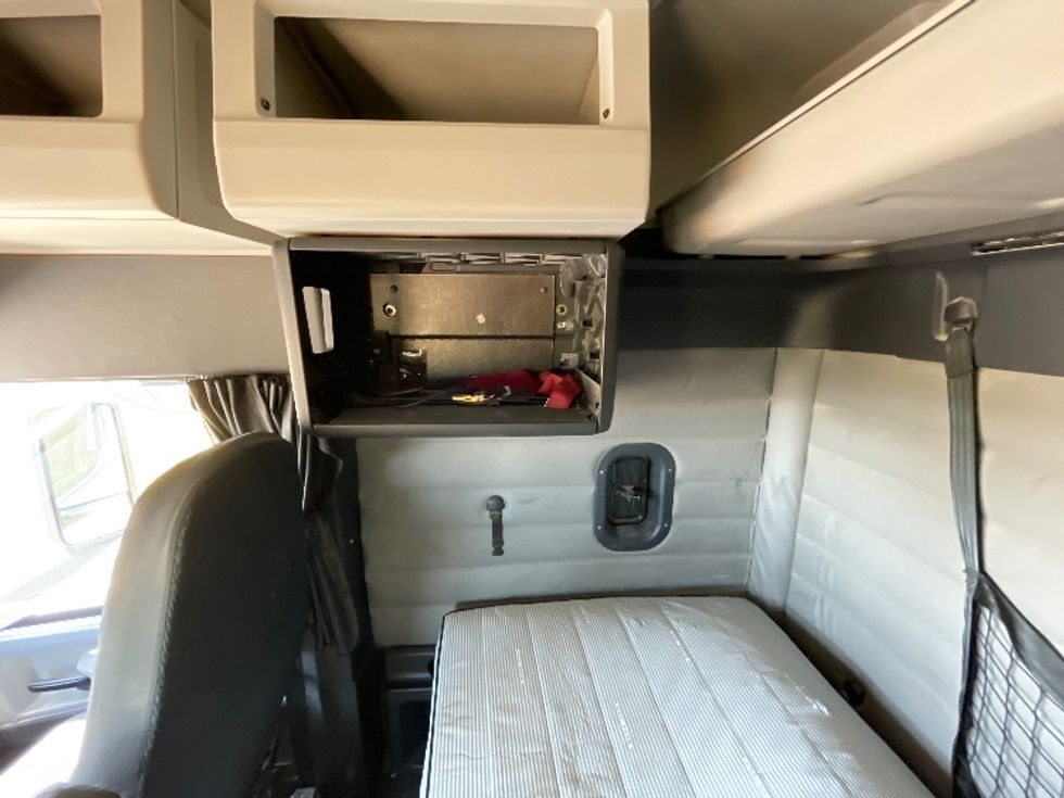 Sleeper Tractor-Heavy Duty Tractors-Freightliner-2019-T12664ST-Odessa-TX-312,735\n\t\tmiles-$ 76,250 - Image 19