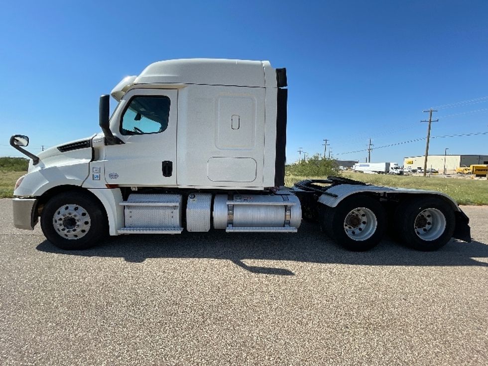 Sleeper Tractor-Heavy Duty Tractors-Freightliner-2019-T12664ST-Odessa-TX-312,735\n\t\tmiles-$ 76,250 - Image 4