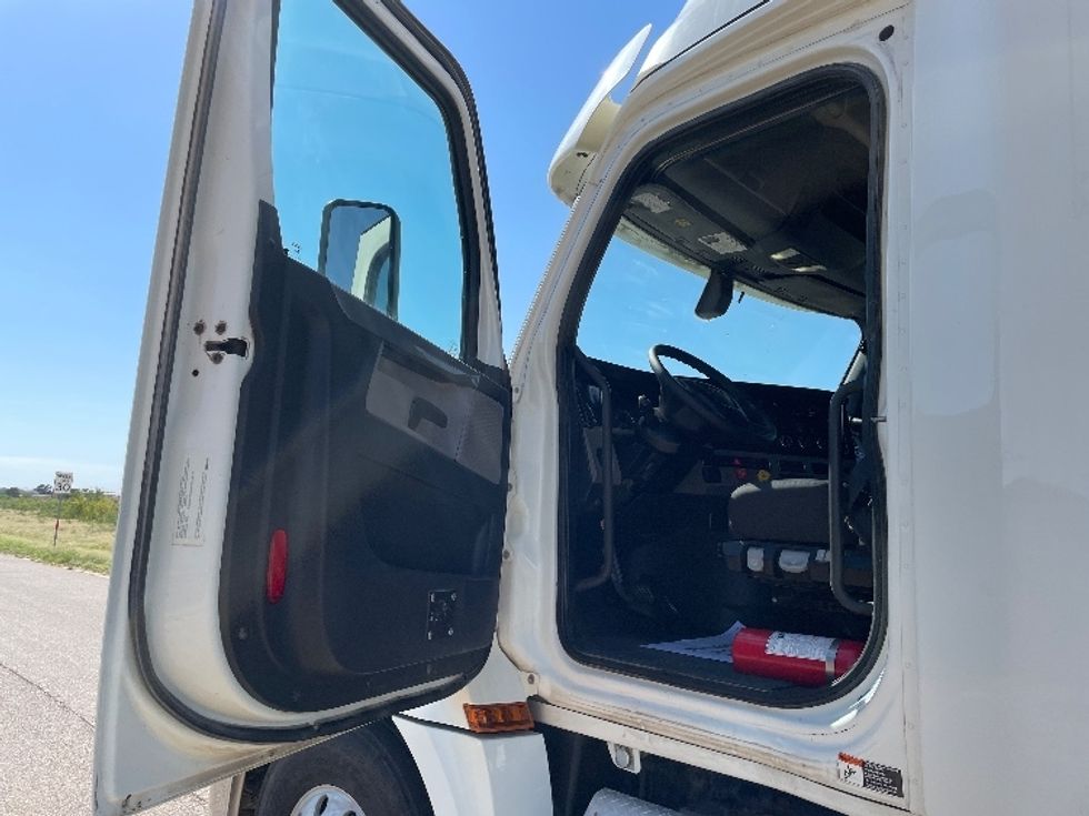 Sleeper Tractor-Heavy Duty Tractors-Freightliner-2019-T12664ST-Odessa-TX-312,735\n\t\tmiles-$ 76,250 - Image 9