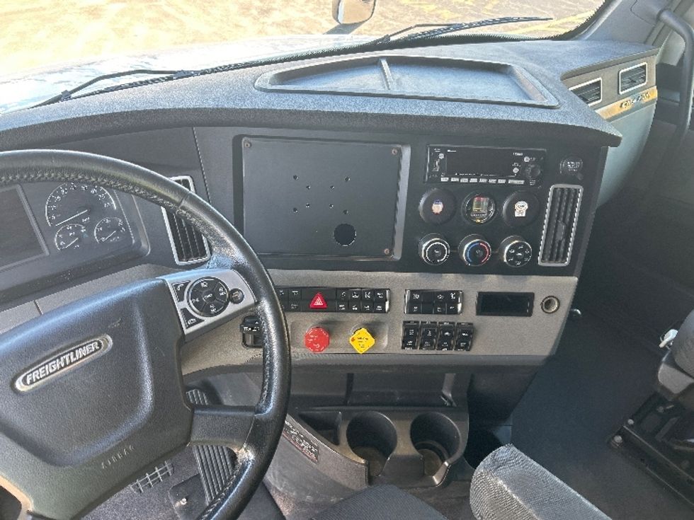 Sleeper Tractor-Heavy Duty Tractors-Freightliner-2019-T12664ST-Oklahoma City-OK-162,758\n\t\tmiles-$ 85,000 - Image 11