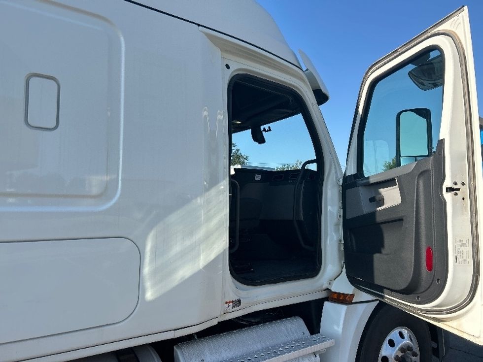 Sleeper Tractor-Heavy Duty Tractors-Freightliner-2019-T12664ST-Oklahoma City-OK-162,758\n\t\tmiles-$ 85,000 - Image 13