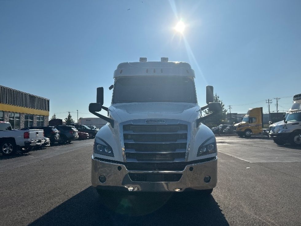 2019 Freightliner Cascadia 126" Sleeper Cab photo 2