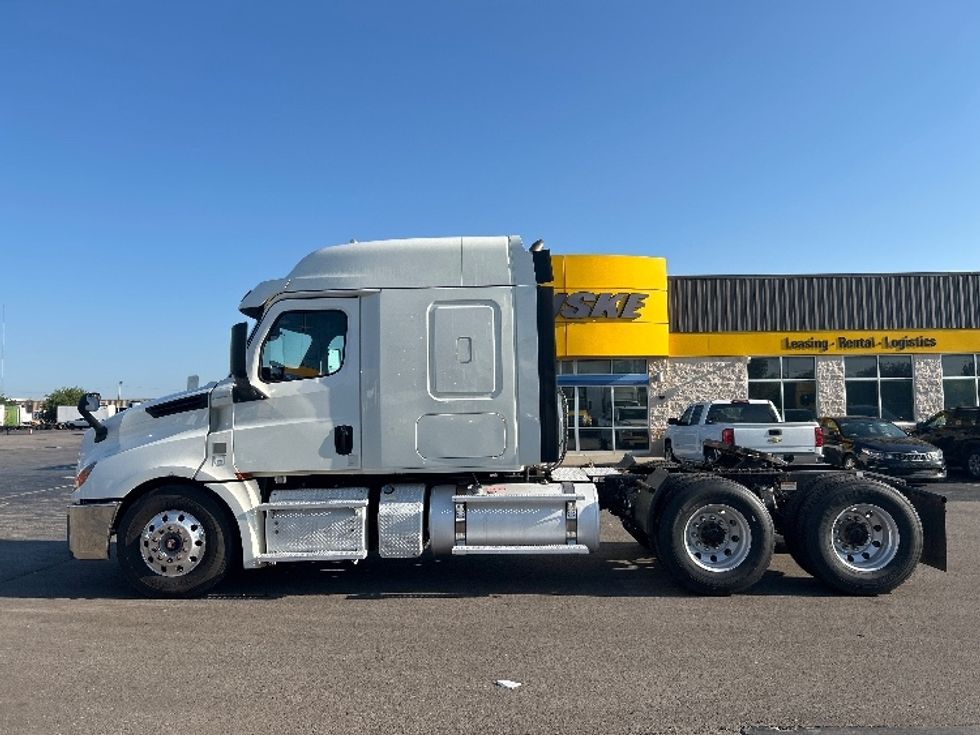 2019 Freightliner Cascadia 126" Sleeper Cab photo 4