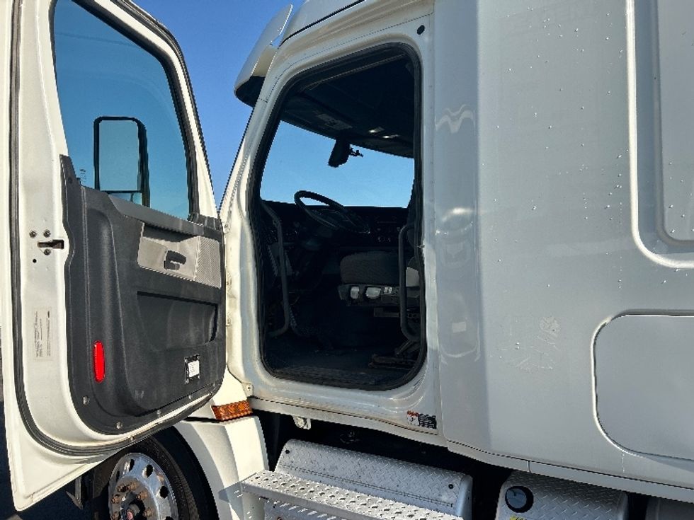 Sleeper Tractor-Heavy Duty Tractors-Freightliner-2019-T12664ST-Oklahoma City-OK-162,758\n\t\tmiles-$ 85,000 - Image 9