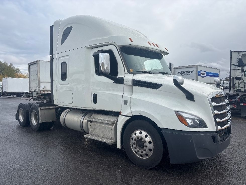 Sleeper Tractor-Heavy Duty Tractors-Freightliner-2019-T12664ST-Ottawa-ON-694,125\n\t\tkm-$ 76,000 - Image 1