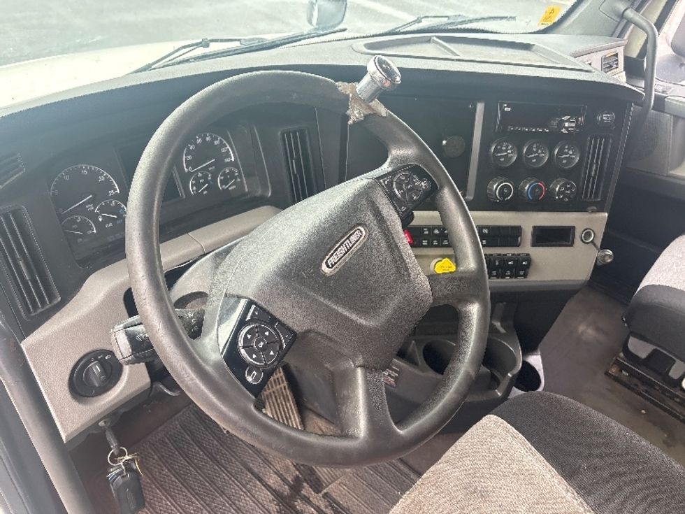 Sleeper Tractor-Heavy Duty Tractors-Freightliner-2019-T12664ST-Ottawa-ON-694,125\n\t\tkm-$ 76,000 - Image 10