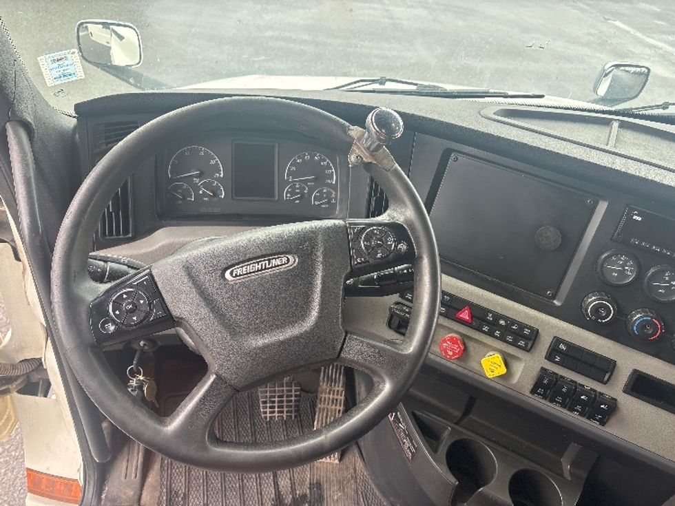 Sleeper Tractor-Heavy Duty Tractors-Freightliner-2019-T12664ST-Ottawa-ON-694,125\n\t\tkm-$ 76,000 - Image 11