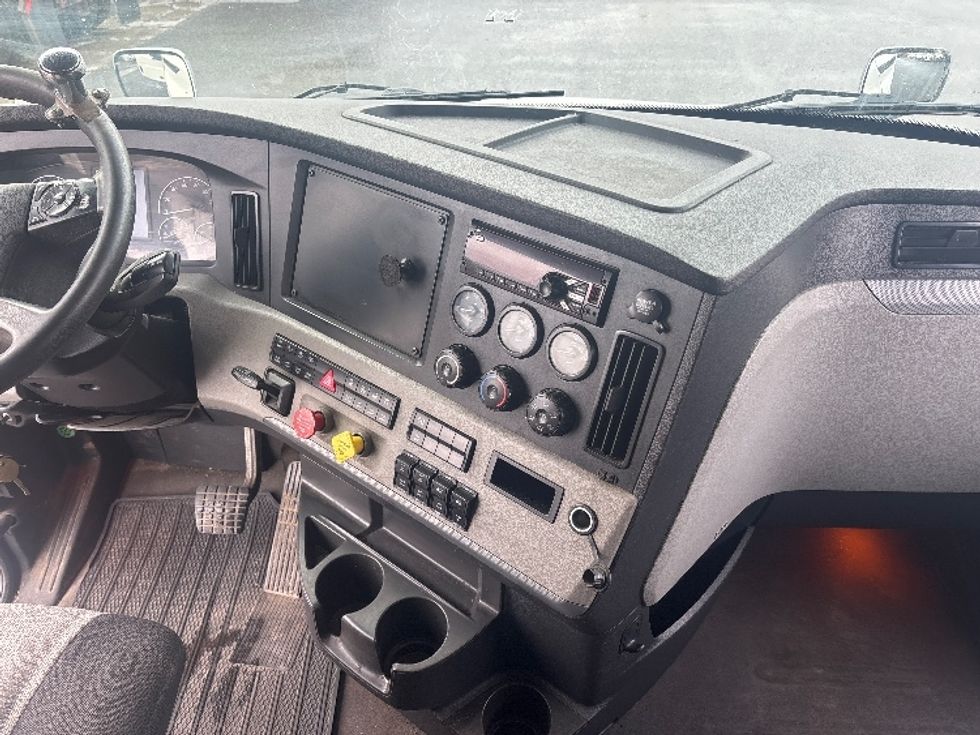 Sleeper Tractor-Heavy Duty Tractors-Freightliner-2019-T12664ST-Ottawa-ON-694,125\n\t\tkm-$ 76,000 - Image 12