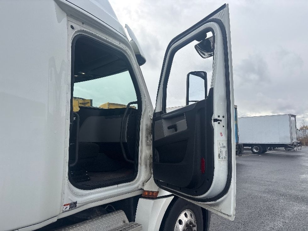 Sleeper Tractor-Heavy Duty Tractors-Freightliner-2019-T12664ST-Ottawa-ON-694,125\n\t\tkm-$ 76,000 - Image 13