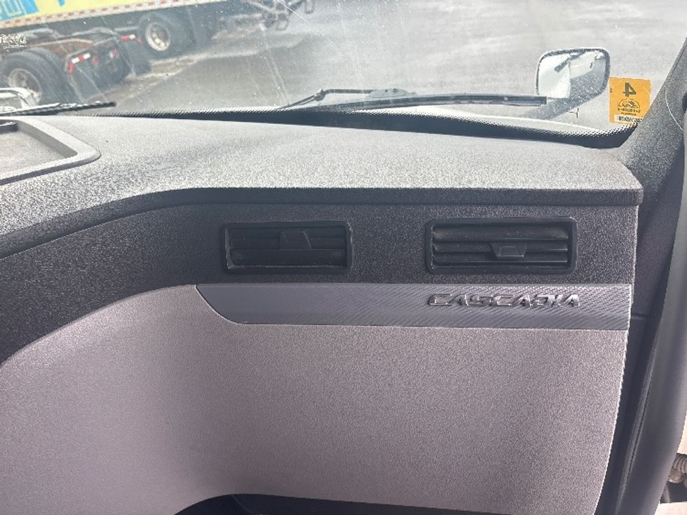 Sleeper Tractor-Heavy Duty Tractors-Freightliner-2019-T12664ST-Ottawa-ON-694,125\n\t\tkm-$ 76,000 - Image 14