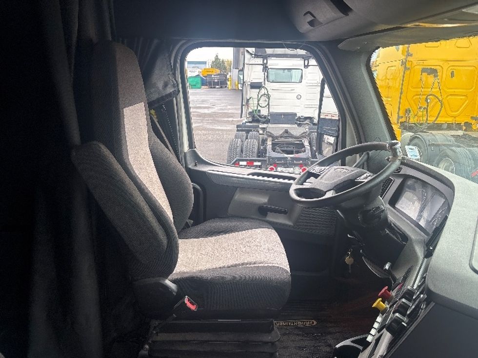 Sleeper Tractor-Heavy Duty Tractors-Freightliner-2019-T12664ST-Ottawa-ON-694,125\n\t\tkm-$ 76,000 - Image 15