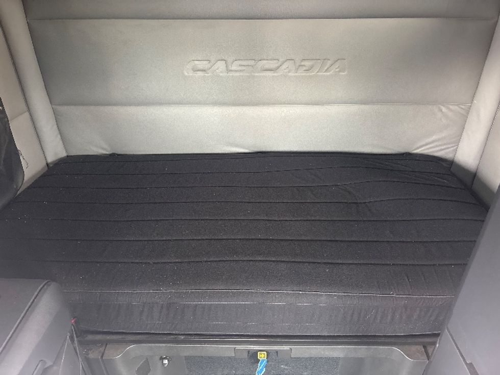 Sleeper Tractor-Heavy Duty Tractors-Freightliner-2019-T12664ST-Ottawa-ON-694,125\n\t\tkm-$ 76,000 - Image 16