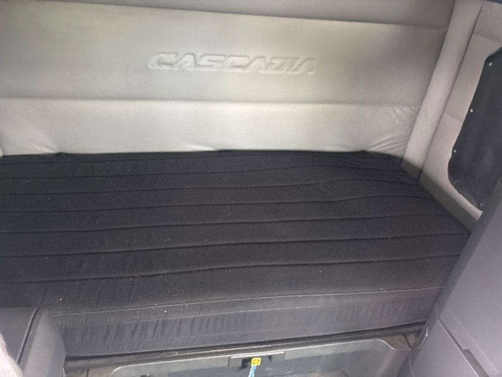 Sleeper Tractor-Heavy Duty Tractors-Freightliner-2019-T12664ST-Ottawa-ON-694,125\n\t\tkm-$ 76,000 - Image 17