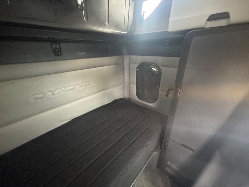 Sleeper Tractor-Heavy Duty Tractors-Freightliner-2019-T12664ST-Ottawa-ON-694,125\n\t\tkm-$ 76,000 - Image 18