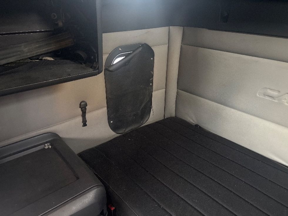 Sleeper Tractor-Heavy Duty Tractors-Freightliner-2019-T12664ST-Ottawa-ON-694,125\n\t\tkm-$ 76,000 - Image 19