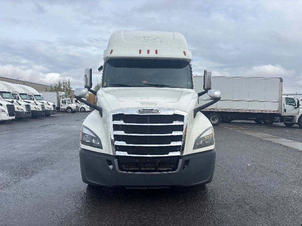Sleeper Tractor-Heavy Duty Tractors-Freightliner-2019-T12664ST-Ottawa-ON-694,125\n\t\tkm-$ 76,000 - Image 2