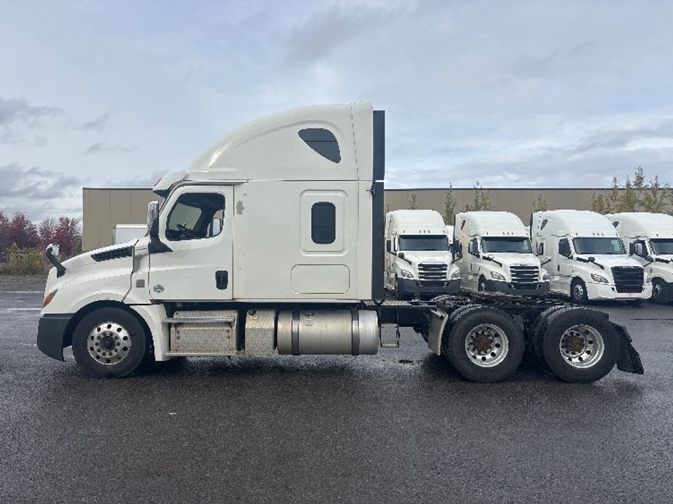 Sleeper Tractor-Heavy Duty Tractors-Freightliner-2019-T12664ST-Ottawa-ON-694,125\n\t\tkm-$ 76,000 - Image 4