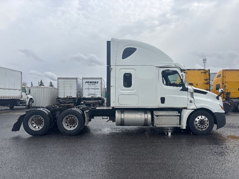 Sleeper Tractor-Heavy Duty Tractors-Freightliner-2019-T12664ST-Ottawa-ON-694,125\n\t\tkm-$ 76,000 - Image 8