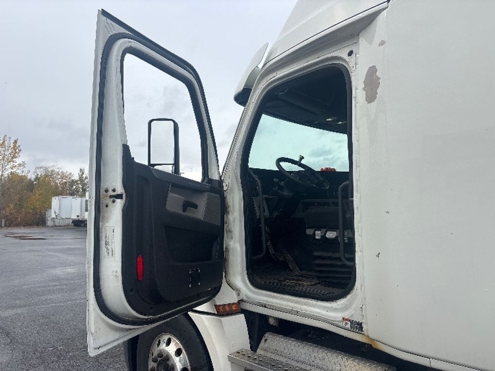 Sleeper Tractor-Heavy Duty Tractors-Freightliner-2019-T12664ST-Ottawa-ON-694,125\n\t\tkm-$ 76,000 - Image 9