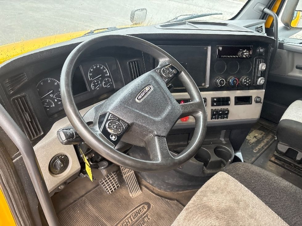 Sleeper Tractor-Heavy Duty Tractors-Freightliner-2019-T12664ST-Ottawa-ON-778,158\n\t\tkm-$ 78,500 - Image 10
