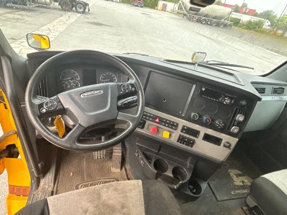 Sleeper Tractor-Heavy Duty Tractors-Freightliner-2019-T12664ST-Ottawa-ON-778,158\n\t\tkm-$ 78,500 - Image 11