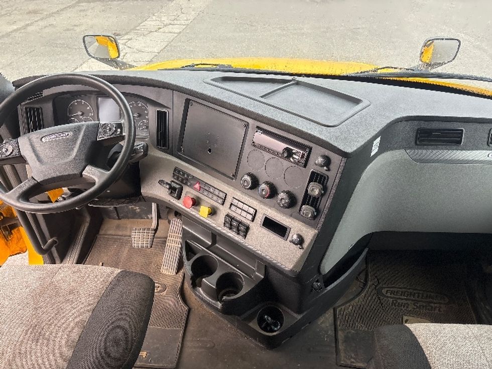 Sleeper Tractor-Heavy Duty Tractors-Freightliner-2019-T12664ST-Ottawa-ON-778,158\n\t\tkm-$ 78,500 - Image 12