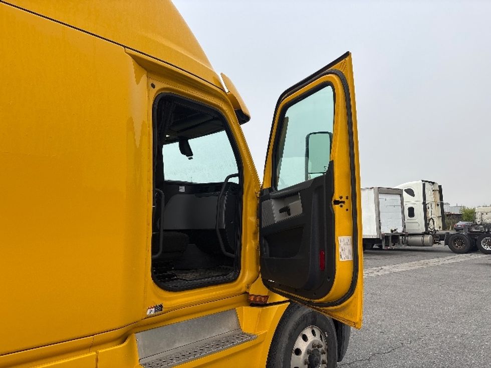 Sleeper Tractor-Heavy Duty Tractors-Freightliner-2019-T12664ST-Ottawa-ON-778,158\n\t\tkm-$ 78,500 - Image 13