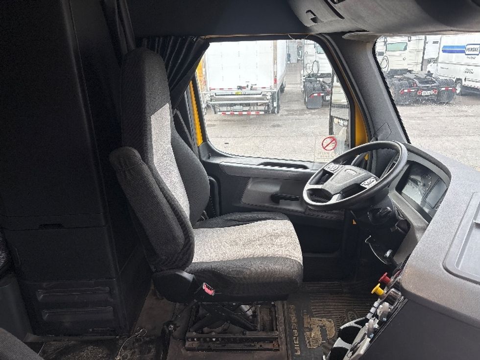 Sleeper Tractor-Heavy Duty Tractors-Freightliner-2019-T12664ST-Ottawa-ON-778,158\n\t\tkm-$ 78,500 - Image 15
