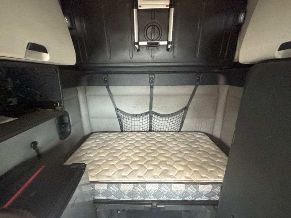Sleeper Tractor-Heavy Duty Tractors-Freightliner-2019-T12664ST-Ottawa-ON-778,158\n\t\tkm-$ 78,500 - Image 16