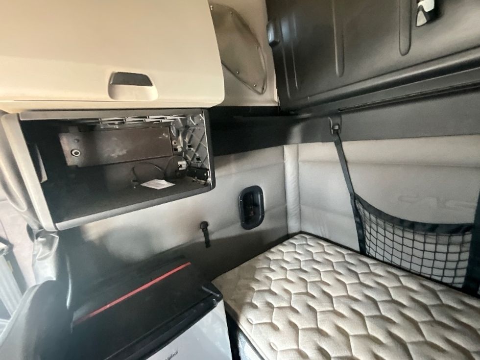 Sleeper Tractor-Heavy Duty Tractors-Freightliner-2019-T12664ST-Ottawa-ON-778,158\n\t\tkm-$ 78,500 - Image 19