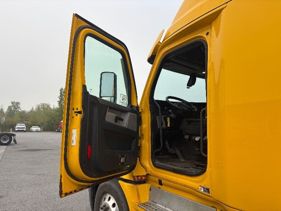 Sleeper Tractor-Heavy Duty Tractors-Freightliner-2019-T12664ST-Ottawa-ON-778,158\n\t\tkm-$ 78,500 - Image 9