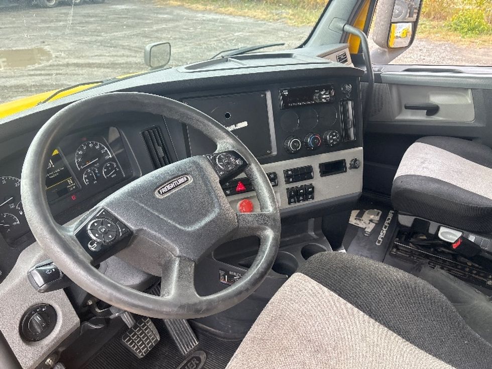 Sleeper Tractor-Heavy Duty Tractors-Freightliner-2019-T12664ST-Ottawa-ON-950,727\n\t\tkm-$ 71,000 - Image 10