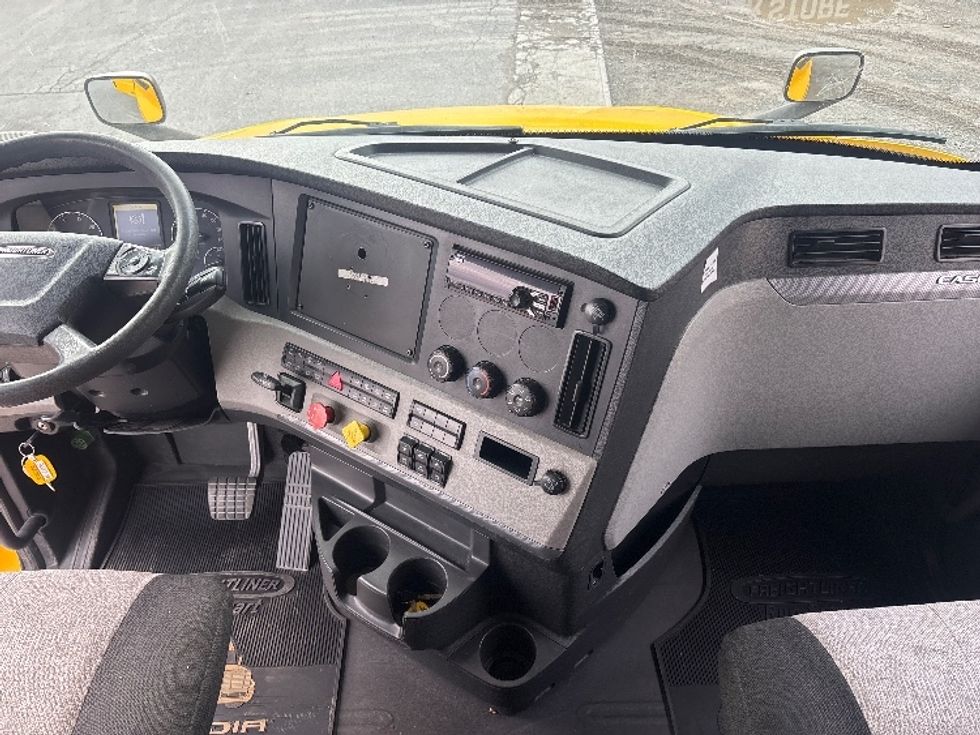 Sleeper Tractor-Heavy Duty Tractors-Freightliner-2019-T12664ST-Ottawa-ON-950,727\n\t\tkm-$ 71,000 - Image 12